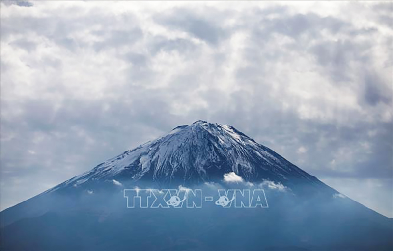  Núi Phú Sĩ nhìn từ Fujikawaguchiko, tỉnh Yamanashi, Nhật Bản. Ảnh: AFP/TTXVN