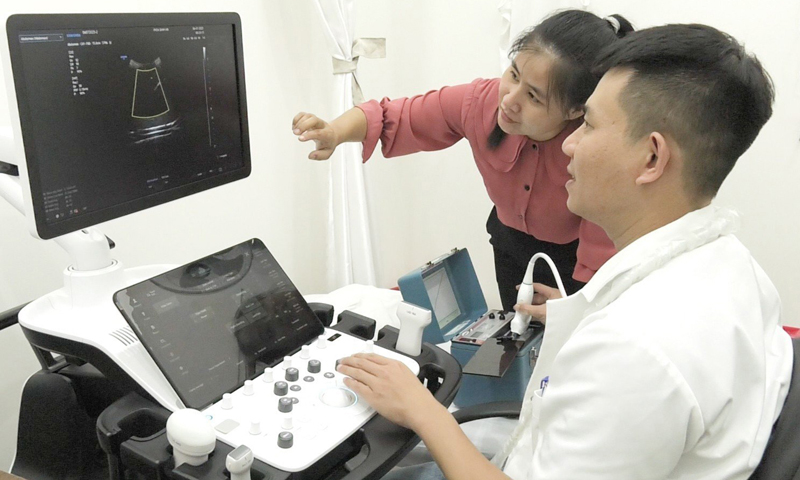 Cán bộ Trung tâm Kỹ thuật Đo lường Thử nghiệm thường xuyên kiểm định kiểm xạ máy móc thiết bị y tế tại các phòng khám trên địa bàn.