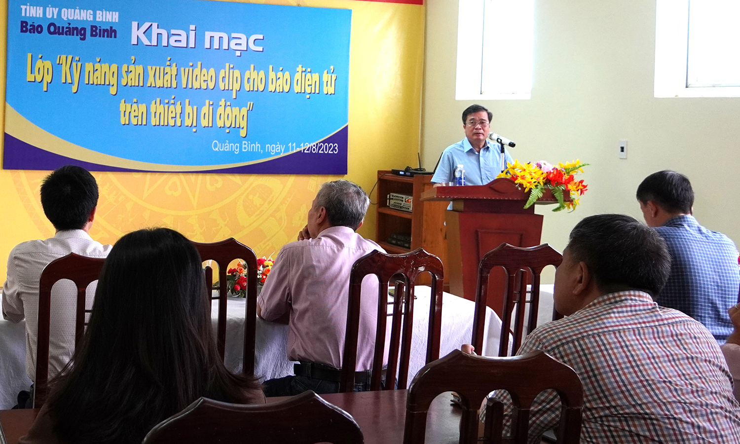 Lãnh đạo Báo Quảng Bình phát biểu khai giảng lớp bồi dưỡng.