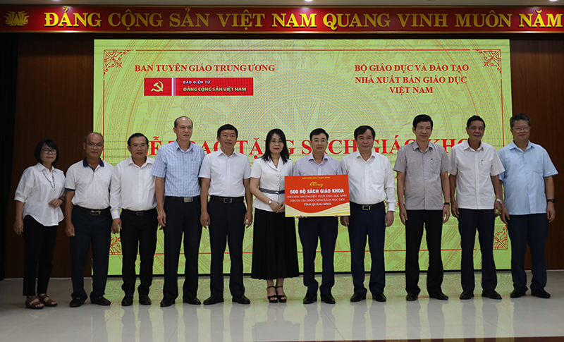 Đồng chí Phó Trưởng Ban Tuyên giáo Trung ương Phan Xuân Thuỷ và các đại biểu trao các phần quà cho lãnh đạo Sở Giáo dục-Đào tạo.