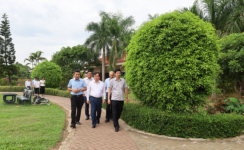 Các đại biểu tham quan Làng trẻ em SOS Đồng Hới.