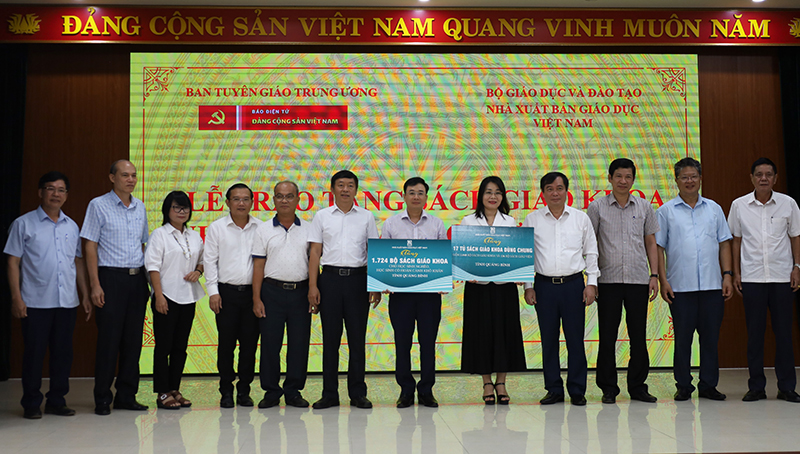 Đồng chí Phó Trưởng Ban Tuyên giáo Trung ương Phan Xuân Thuỷ và các đại biểu trao các phần quà cho lãnh đạo Sở Giáo dục-Đào tạo.