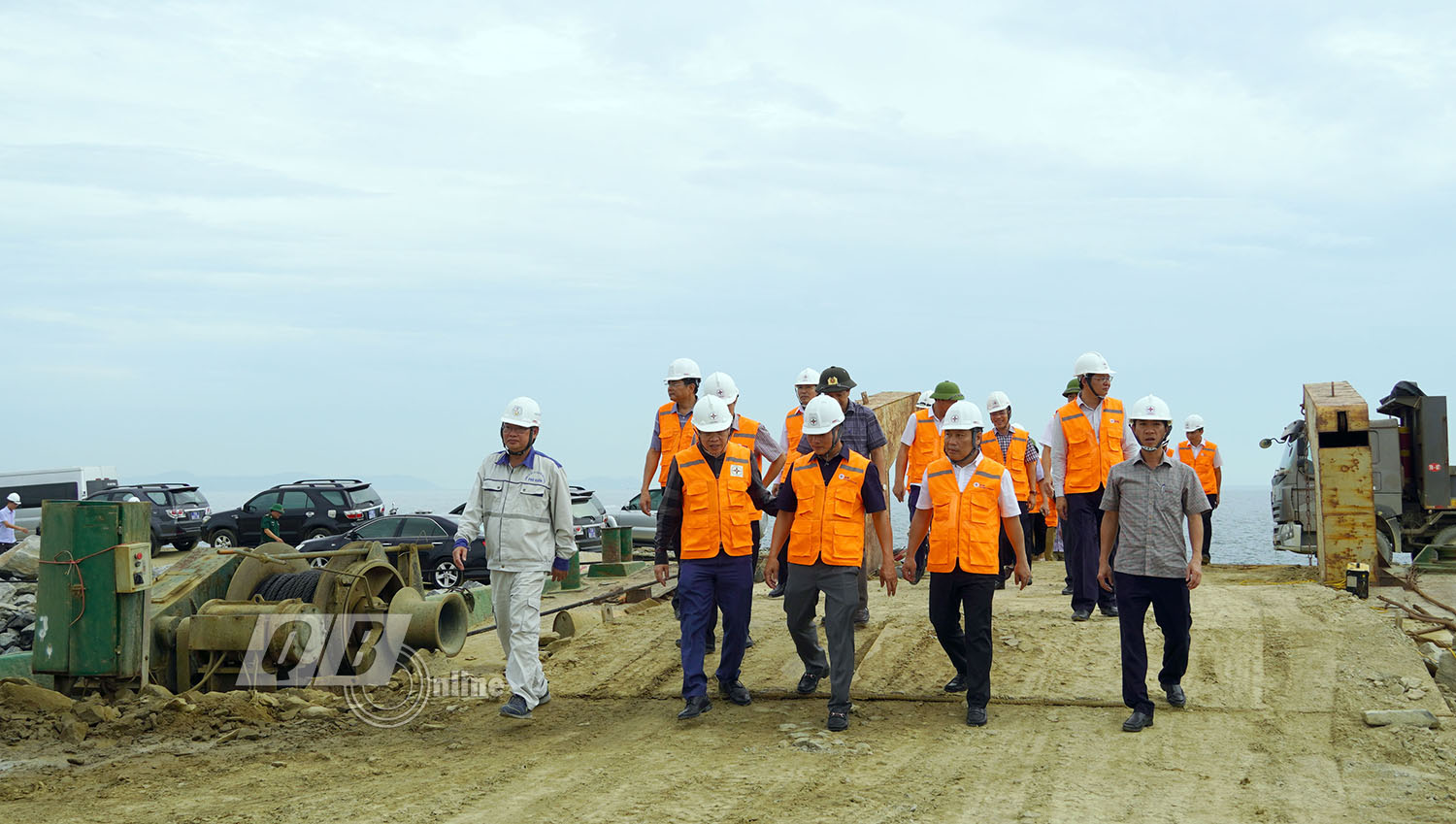 Đồng chí Bí thư Tỉnh ủy Vũ Đại Thắng và đoàn công tác kiểm tra tiến độ hạng mục đê chắn sóng