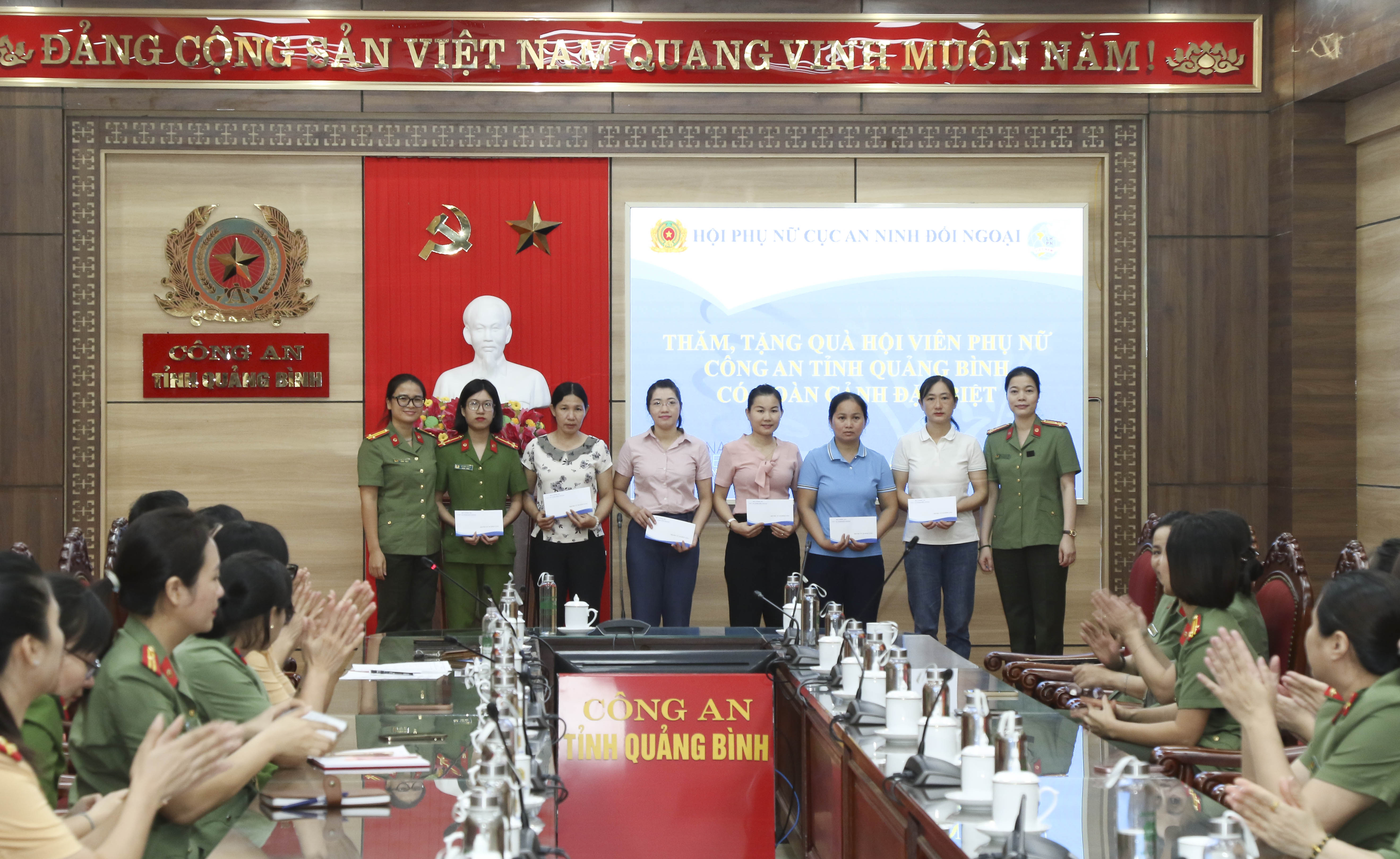  Hội phụ nữ Cục An ninh đối ngoại, Bộ Công an tặng quà gia đình hội viên Hội phụ nữ Công an tỉnh Quảng Bình