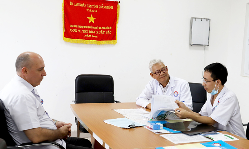 PGS.TS. Nguyễn Đại Bình tham gia hội chẩn về một trường hợp bệnh nhân ung thư gan.