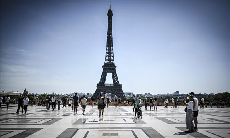  Khách du lịch tham quan Tháp Eiffel ở Paris, Pháp. Ảnh tư liệu: AFP/TTXVN