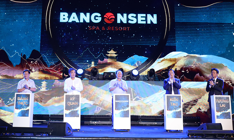Các đồng chí lãnh đạo tỉnh bấm nút ra mắt Khu nghỉ dưỡng và phục hồi chức năng suối nước nóng Bang Onsen Spa & Resort.