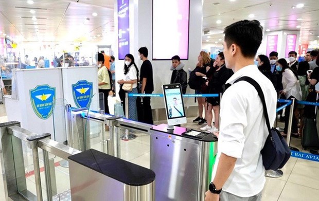Hành khách làm thủ tục tại sân bay Nội Bài. (Ảnh: C06 cung cấp)