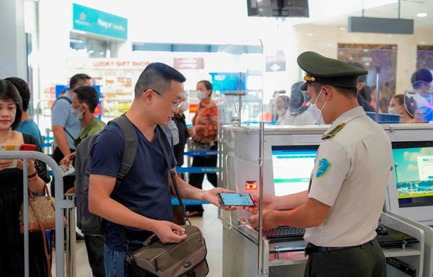 Hành khách sử dụng VNEID tại điểm kiểm soát giấy tờ tùy thân. (Ảnh: PV/Vietnam+)