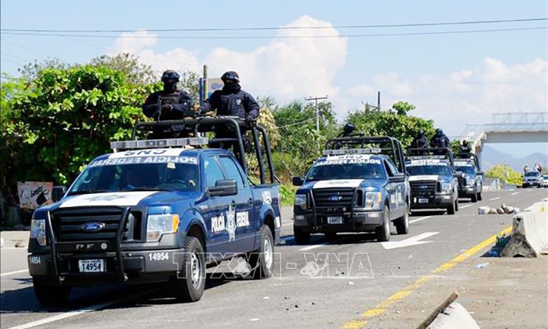  Một đoàn xe cảnh sát tuần tra tại bang Michoacan, Mexico. Ảnh tư liệu: AFP/TTXVN