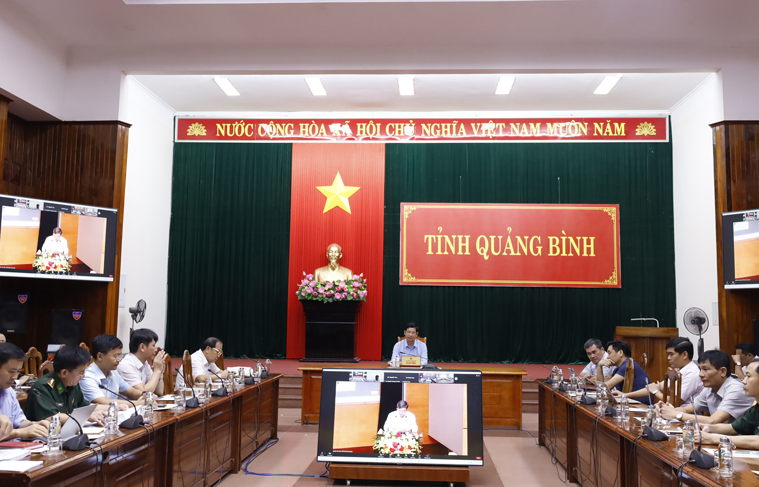 Đồng chí Phó Chủ tịch UBND tỉnh Hồ An Phong chủ trì hội nghị tại điểm cầu Quảng Bình. 