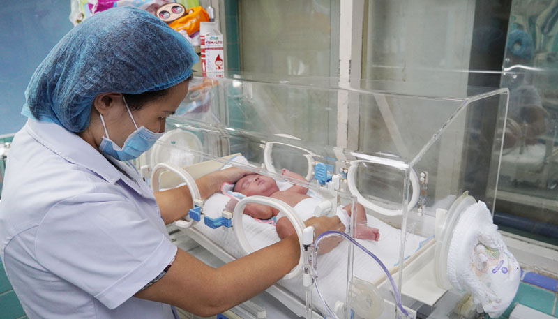 Bác sĩ Phạm Thị Ngọc Hân, Trưởng khoa Nhi (Bệnh viện HNVN-CBĐH) trực tiếp kiểm tra tình trạng sức khỏe hàng ngày của Y Bảo Ngọc.