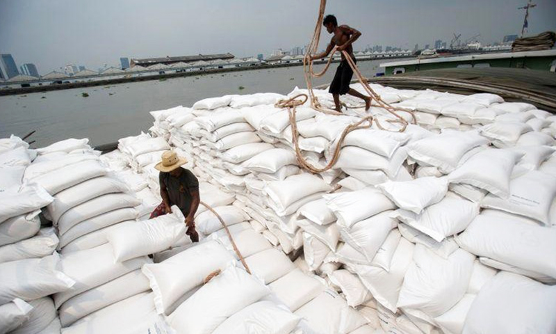 Tàu chở gạo trên sông Chao Phraya ở Bangkok, Thái Lan. (Ảnh: REUTERS)