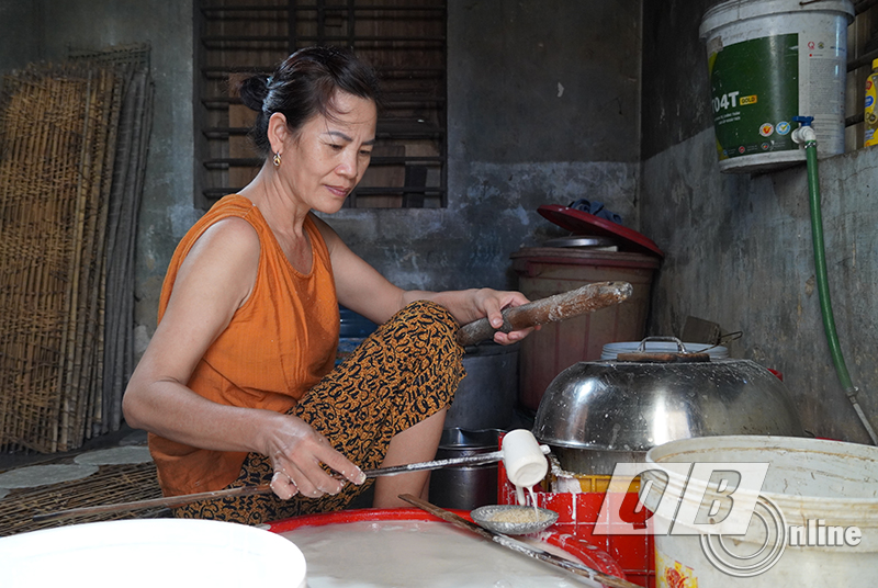 Hình thức làm bánh thủ công truyền thống ở Tân An (xã Quảng Thanh, Quảng Trạch) tuy năng suất chưa cao nhưng thu hút sự quan tâm của khách du lịch.