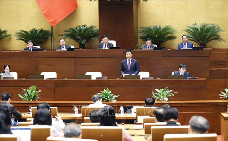 Bộ trưởng Bộ Tư pháp Lê Thành Long trả lời chất vấn tại phiên họp. Ảnh: Doãn Tấn/TTXVN