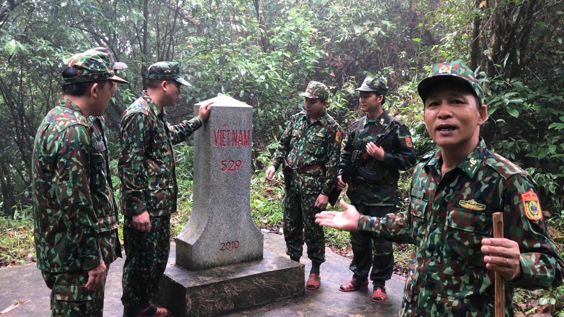 Thiếu tá Lê Đức Trí (bìa phải) trong một lần tuần tra ở cột mốc quốc giới.