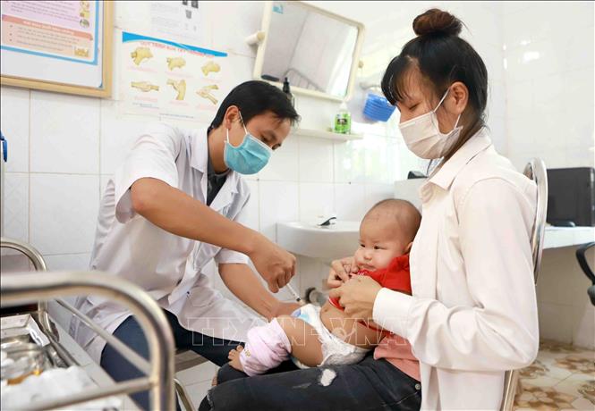 Tiêm vaccine 5 trong 1 cho trẻ tại Trạm y tế xã Sơn Lôi, huyện Bình Xuyên, tỉnh Vĩnh Phúc. Ảnh tư liệu: Hoàng Hùng/TTXVN