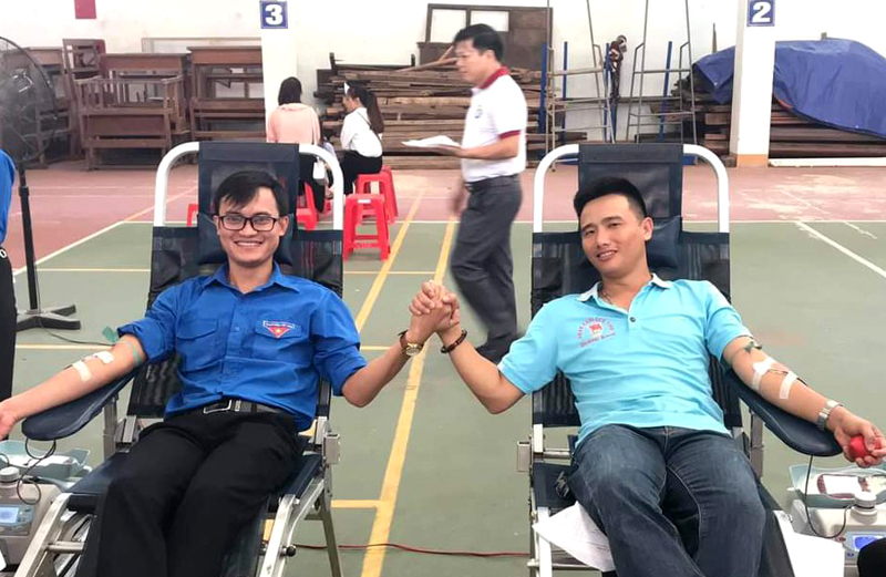 Thầy Lê Xuân Cường (bên phải) tích cực hiến máu tình nguyện, lan tỏa yêu thương trong cộng đồng.