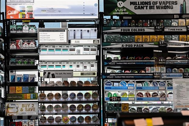 Thuốc lá điện tử được bày bán tại một cửa hàng ở El Segundo, California, Mỹ. (Ảnh: AFP/TTXVN)
