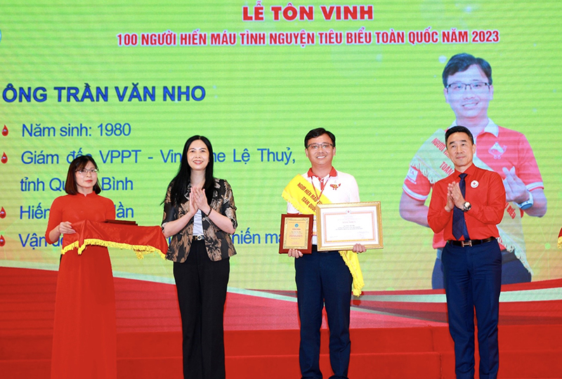  Anh Trần Văn Nho tại lễ tôn vinh 100 người HMTN tiêu biểu toàn quốc3.