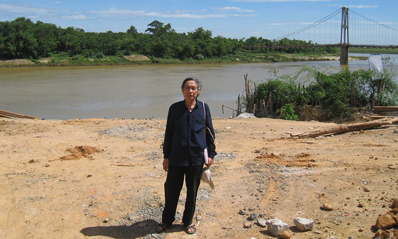 Nhà văn Nguyễn Khắc Phê trong một chuyến đi thực tế tại tỉnh Nghệ An.
