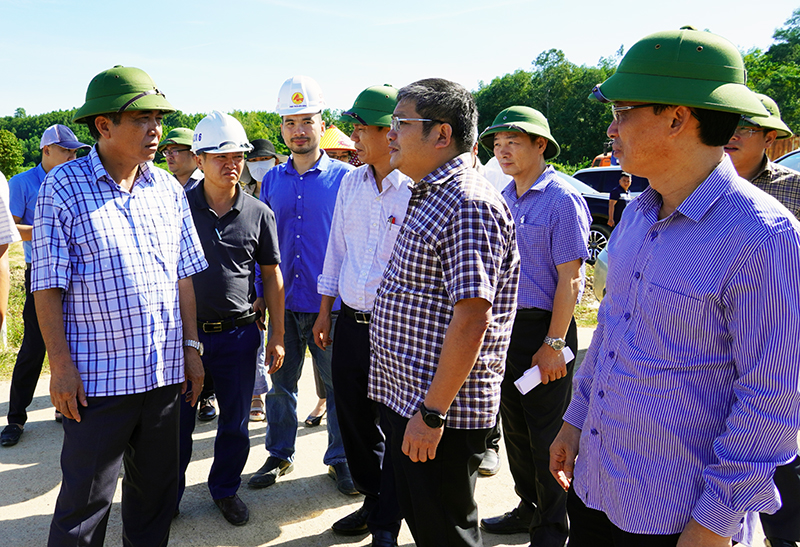 Đồng chí Phó Chủ tịch Thường trực UBND tỉnh Đoàn Ngọc Lâm kiểm tra khu tái định cư xã Phú Định (Bố Trạch).