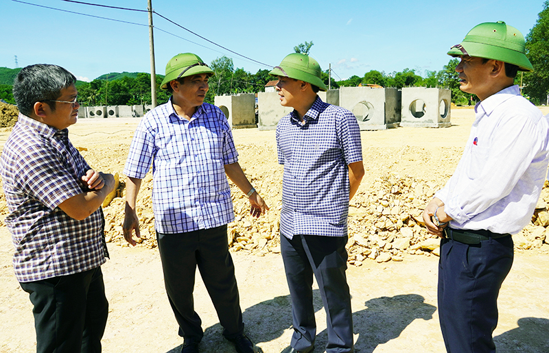 Đồng chí Phó Chủ tịch Thường trực UBND tỉnh Đoàn Ngọc Lâm kiểm tra khu tái định cư xã Liên Trạch (Bố Trạch).