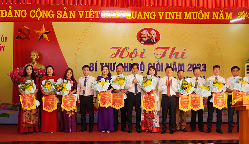 Lãnh đạo huyện Lệ Thủy tặng hoa, cờ lưu niệm cho các thí sinh tham gia hội thi.