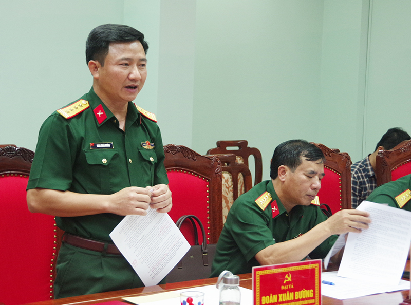 Đồng chí đại tá Đoàn Xuân Bường, Phó chính ủy Quân khu 4 thống nhất nội dung tập bài trong diễn tập.