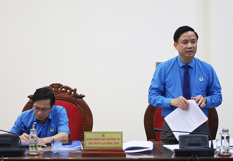 Đồng chí Chủ tịch LĐLĐ tỉnh Phạm Tiến Nam báo cáo công tác chuẩn bị đại hội.