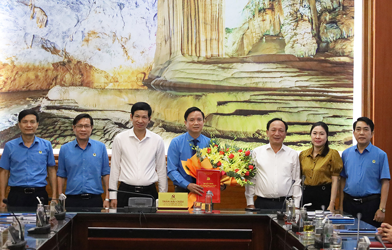 Đồng chí Phó Bí thư Thường trực Tỉnh ủy Trần Hải Châu và các đại biểu tặng hoa chúc mừng đồng chí Chủ tịch LĐLĐ tỉnh Phạm Tiến Nam.