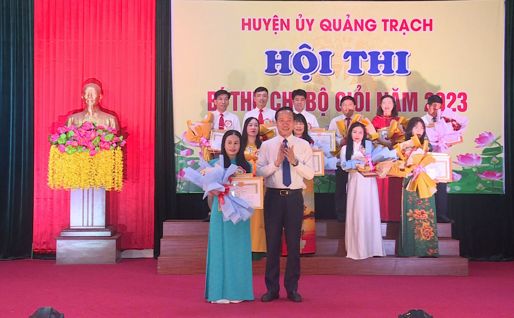 Đồng chí Nguyễn Xuân Đạt, Bí thư Huyện uỷ Quảng Trạch trao giải nhất cho thí sinh Bùi Thị Nhàn.