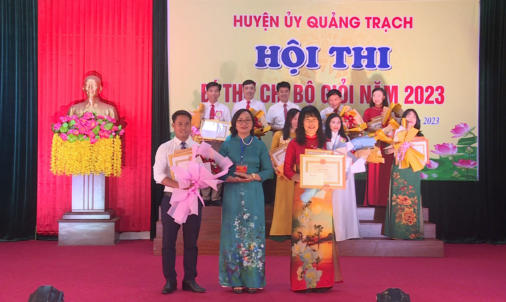 đồng chí Vũ Thị Mai, Phó Bí thư Thường trực Huyện uỷ Quảng Trạch trao giải cho 02 thí sinh đạt giải nhì