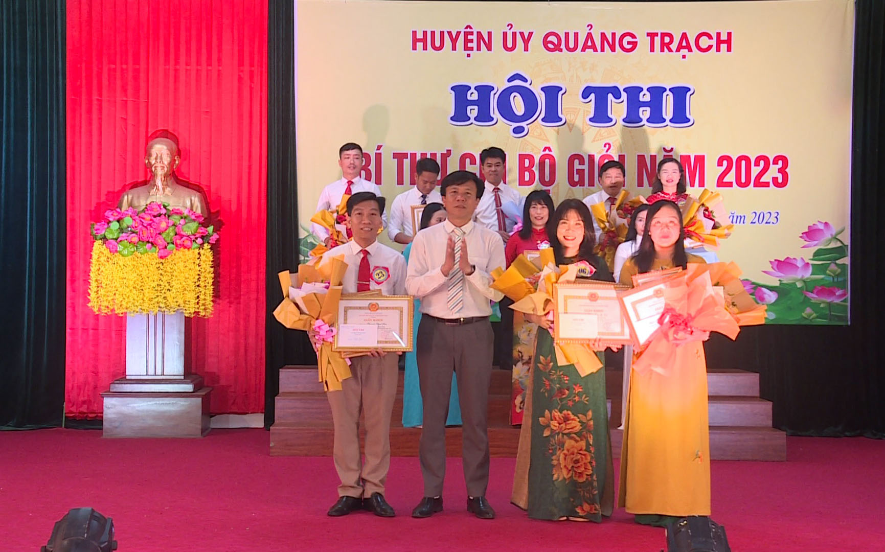 đồng chí Trần Minh Hường, Trưởng Ban tổ chức Huyện uỷ trao giải cho các thí sinh đạt giả ba