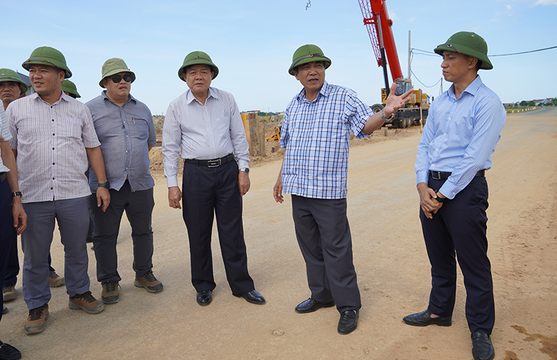 Đồng chí Phó Chủ tịch Thường trực UBND tỉnh Đoàn Ngọc Lâm kiểm tra thực địa tại vị trí có đường cao tốc đi qua xã Quảng Sơn, (TX. Ba Đồn)