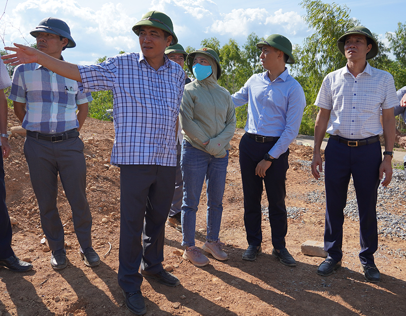 Đồng chí Phó Chủ tịch Thường trực UBND tỉnh kiểm tra công tác GPMB tại khu vực Làng Thanh niên lập nghiệp Quảng Châu (Quảng Trạch).