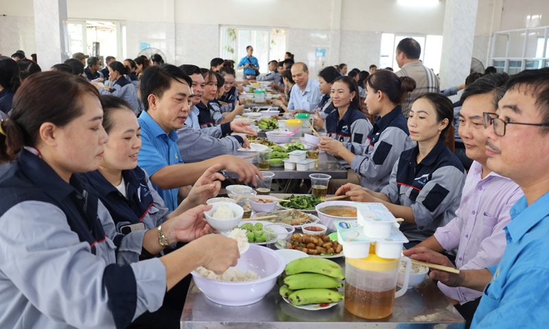  Các đại biểu tham gia “Bữa cơm Công đoàn” cùng đoàn viên, người lao động trong không khí đoàn kết, gắn bó.