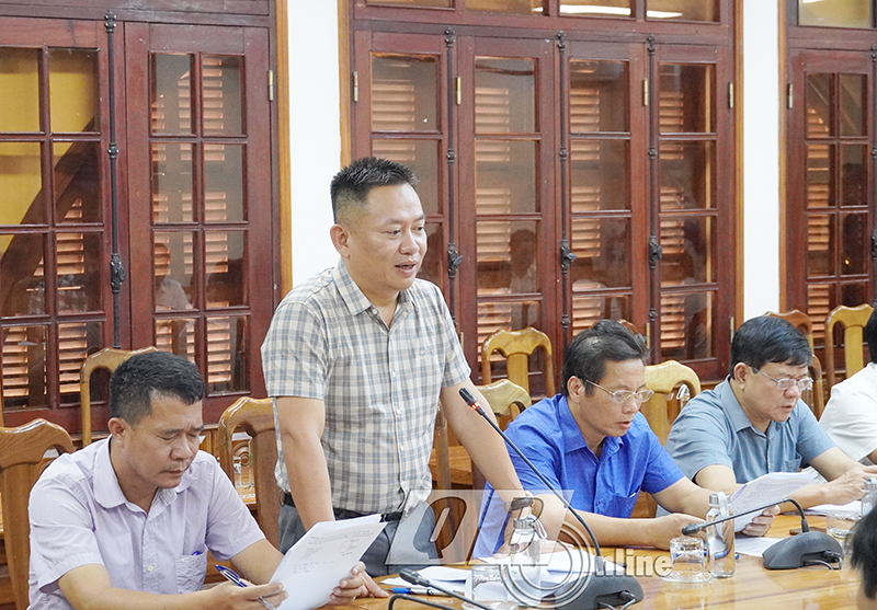 Đại diện Ban QLDA đường Hồ Chí Minh, đơn vị đại diện chủ đầu tư dự án thành phần Vạn Ninh-Cam Lộ báo cáo tình hình thực hiện dự án.