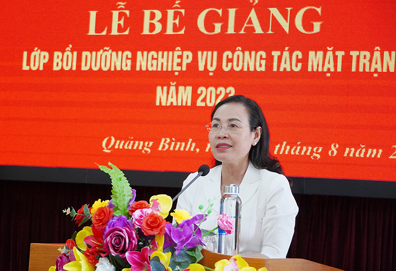 Đồng chí Chủ tịch Ủy ban MTTQVN tỉnh Phạm Thị Hân phát biểu chỉ đạo tại lễ bế giảng lớp bồi dưỡng.