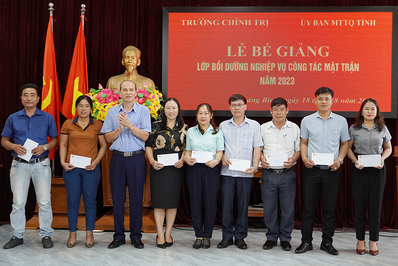 Đại diện lãnh đạo Ủy ban MTTQVN tỉnh tặng thưởng cho các học viên xuất sắc.