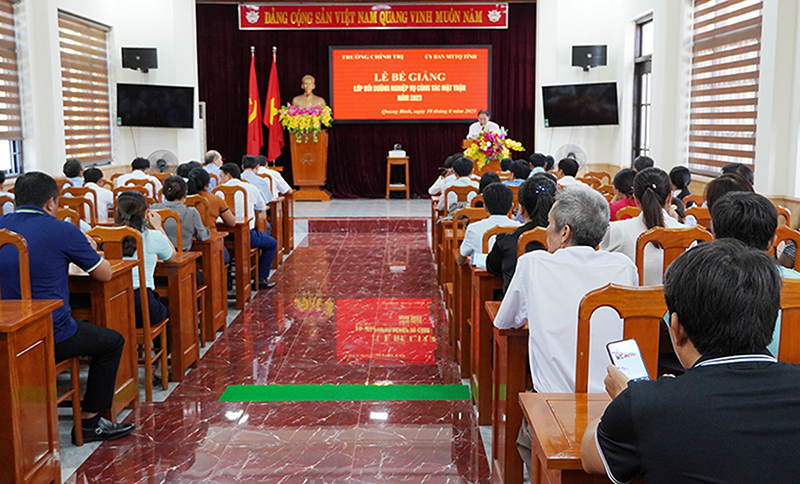 Toàn cảnh lễ bế giảng.