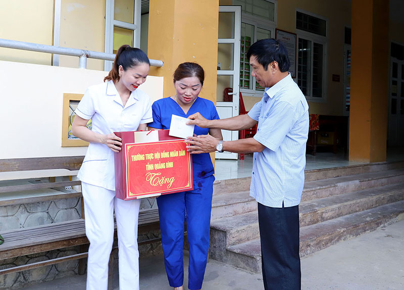 Đồng chí Nguyễn Công Huấn, Ủy viên Ban Thường vụ Tỉnh ủy, Phó Chủ tịch Thường trực HĐND tỉnh trao quà cho Trạm Y tế xã Trường Sơn