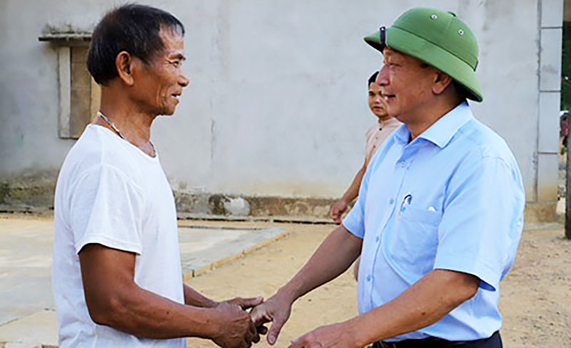 Đồng chí Phó Bí thư Thường trực Tỉnh ủy Trần Hải Châu trò chuyện với già làng bản Sắt.