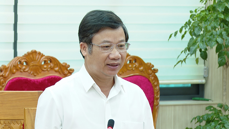 Đồng chí Cao Văn Định, Ủy viên Ban Thường vụ, Trưởng ban Tuyên giáo Tỉnh ủy trao đổi tại buổi làm việc.
