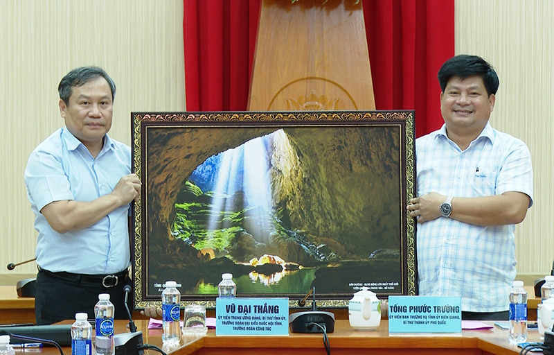 Đồng chí Bí thư Tỉnh ủy Vũ Đại Thắng trao quà lưu niệm của tỉnh Quảng Bình cho lãnh đạo Thành ủy Phú Quốc, tỉnh Kiên Giang. 