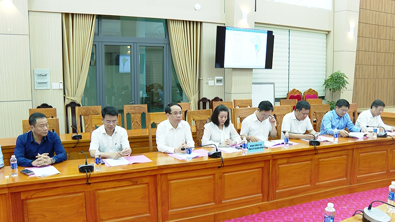 Các thành viên đoàn công tác của tỉnh Quảng Bình tham gia buổi làm việc.