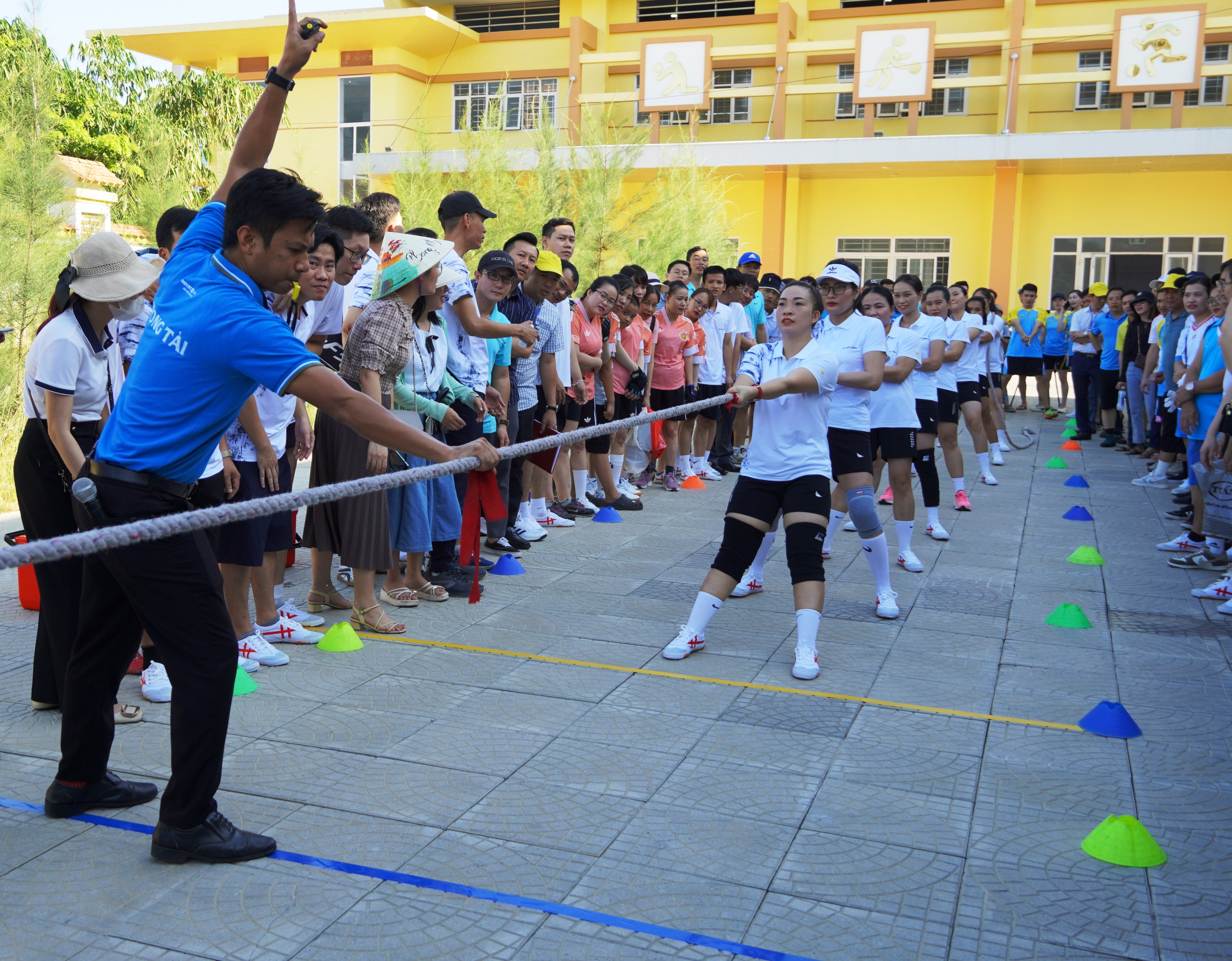 Các VĐV tham gia thi đấu môn kéo co