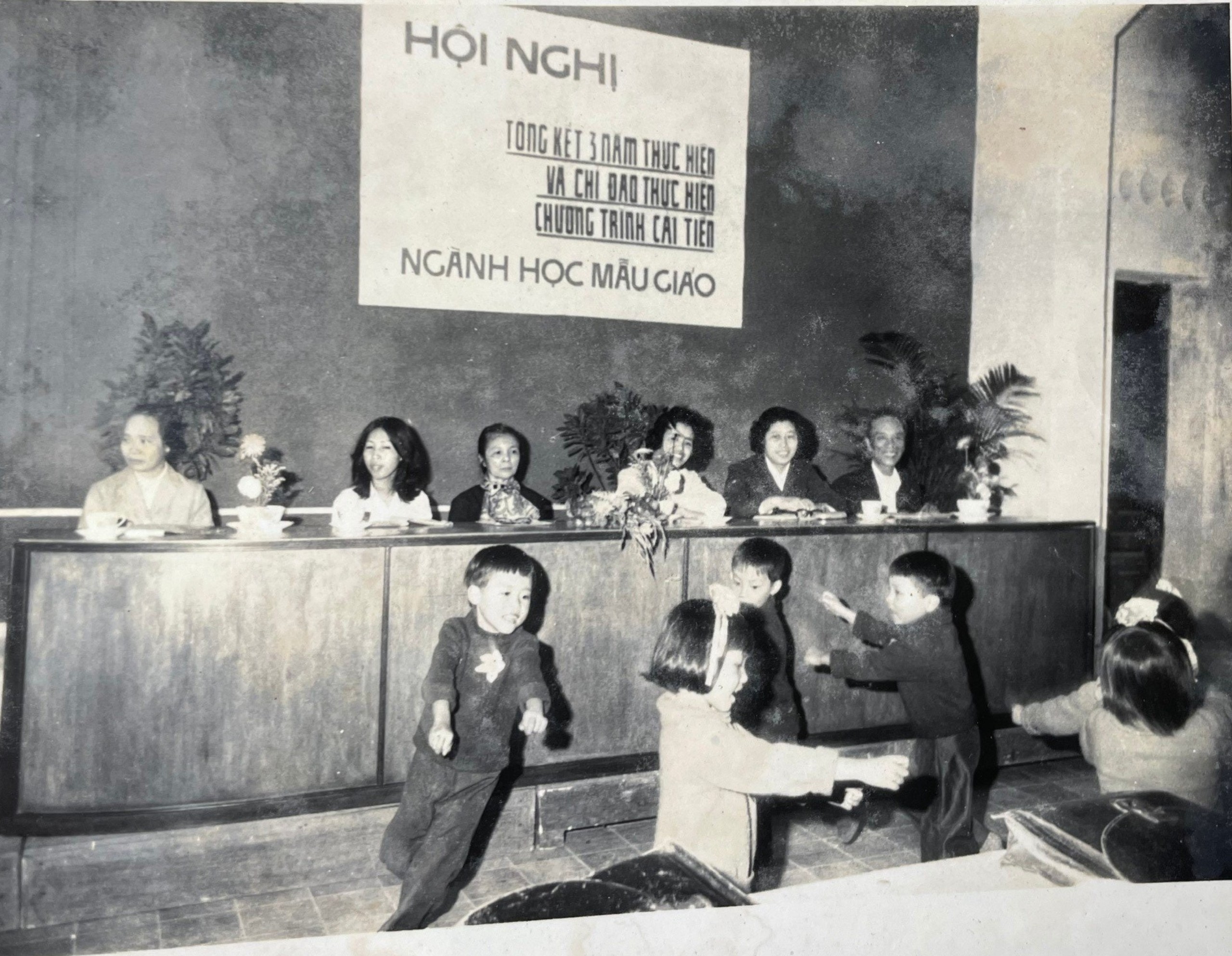 Hội nghị của ngành Mẫu giáo tại Thủ đô Hà Nội năm 1962 (người thứ 3 từ trái sang là bà Trần Thị Tính). Ảnh: Tư liệu