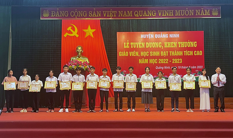 Lãnh đạo huyện Quảng Ninh trao thưởng cho học sinh có thành tích cao năm học 2022-2023.