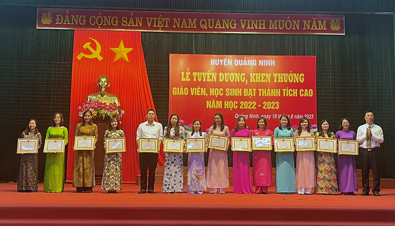 Lãnh đạo huyện Quảng Ninh trao thưởng cho giáo viên có thành tích xuất sắc năm học 2022-2023.